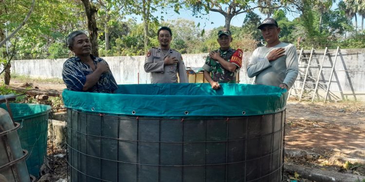 Dukung Ketahanan Pangan, Bhabinkamtibmas Dan Babinsa Kec Ujungpangkah Bikin Budidaya Ikan Lele